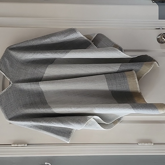 Beautiful Ruana very soft one size - Picture 2 of 4